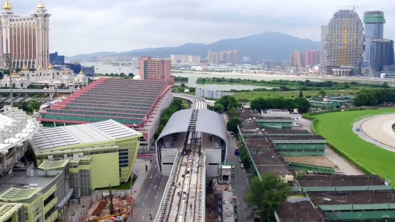 路氹城段車站與高架橋成形,背景是銀河及馬場