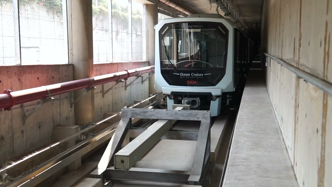 Ocean Cruiser 010A 停在盡頭軌,車頭可見 Crystal Mover