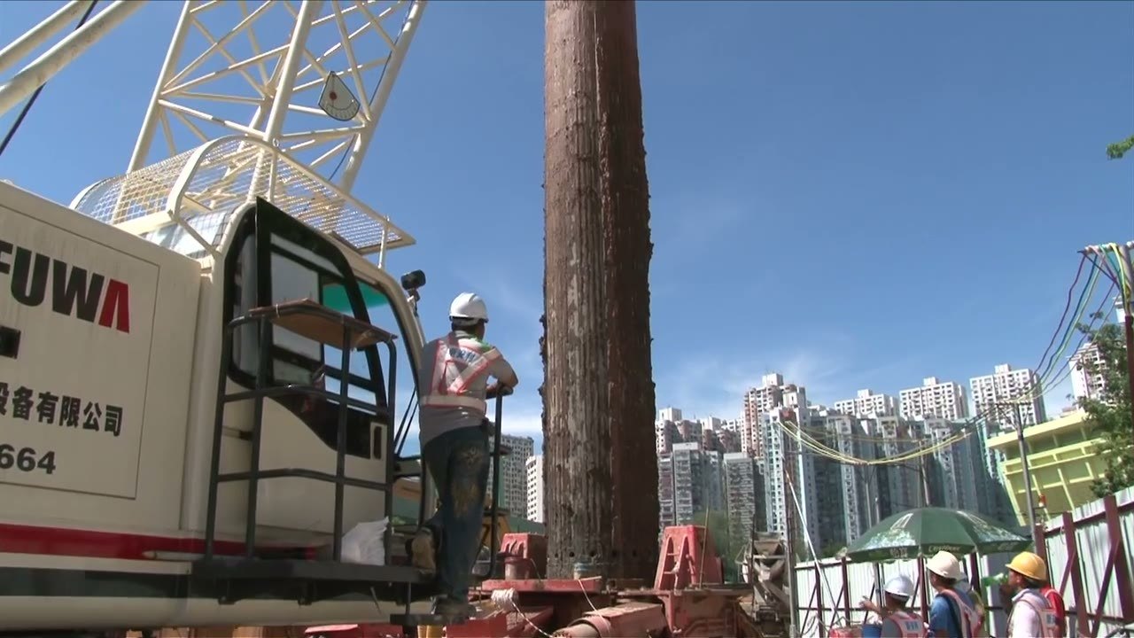 氹仔市區工地,樁機旁豎起鋼護筒
