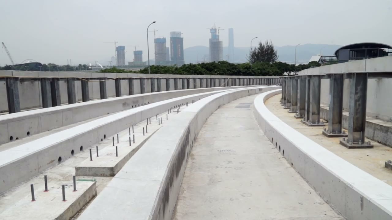 高架橋面已澆行車基座,導軌與供電軌尚未安裝