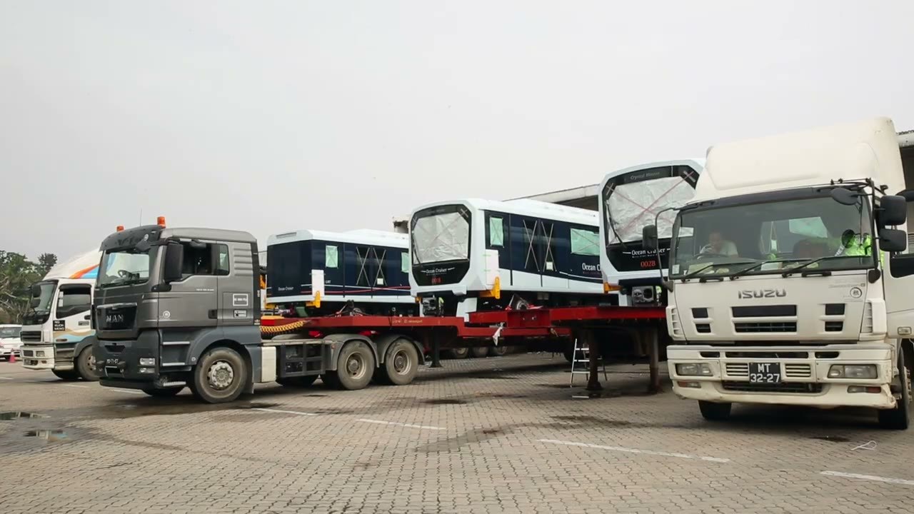 Ocean Cruiser 車廂由平板車運送,擋風玻璃覆保護膜