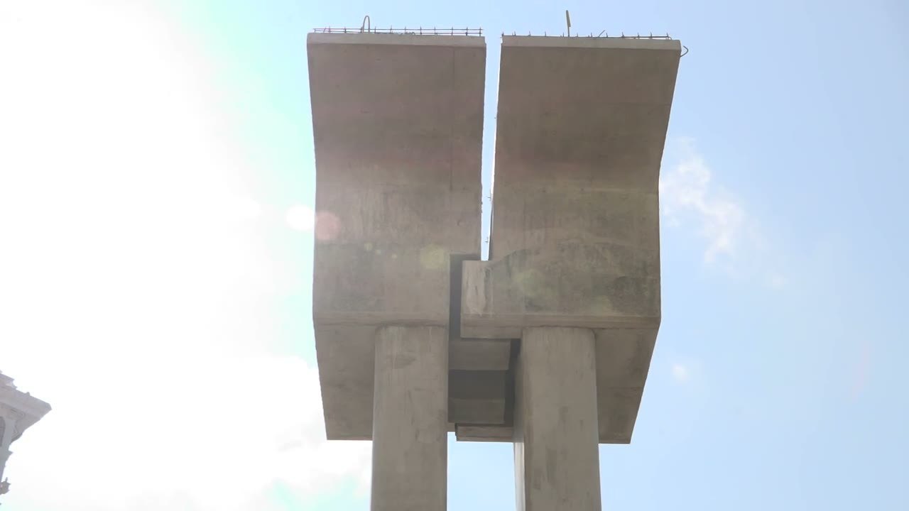 雙柱橋墩仰視,墩頂露出待接鋼筋