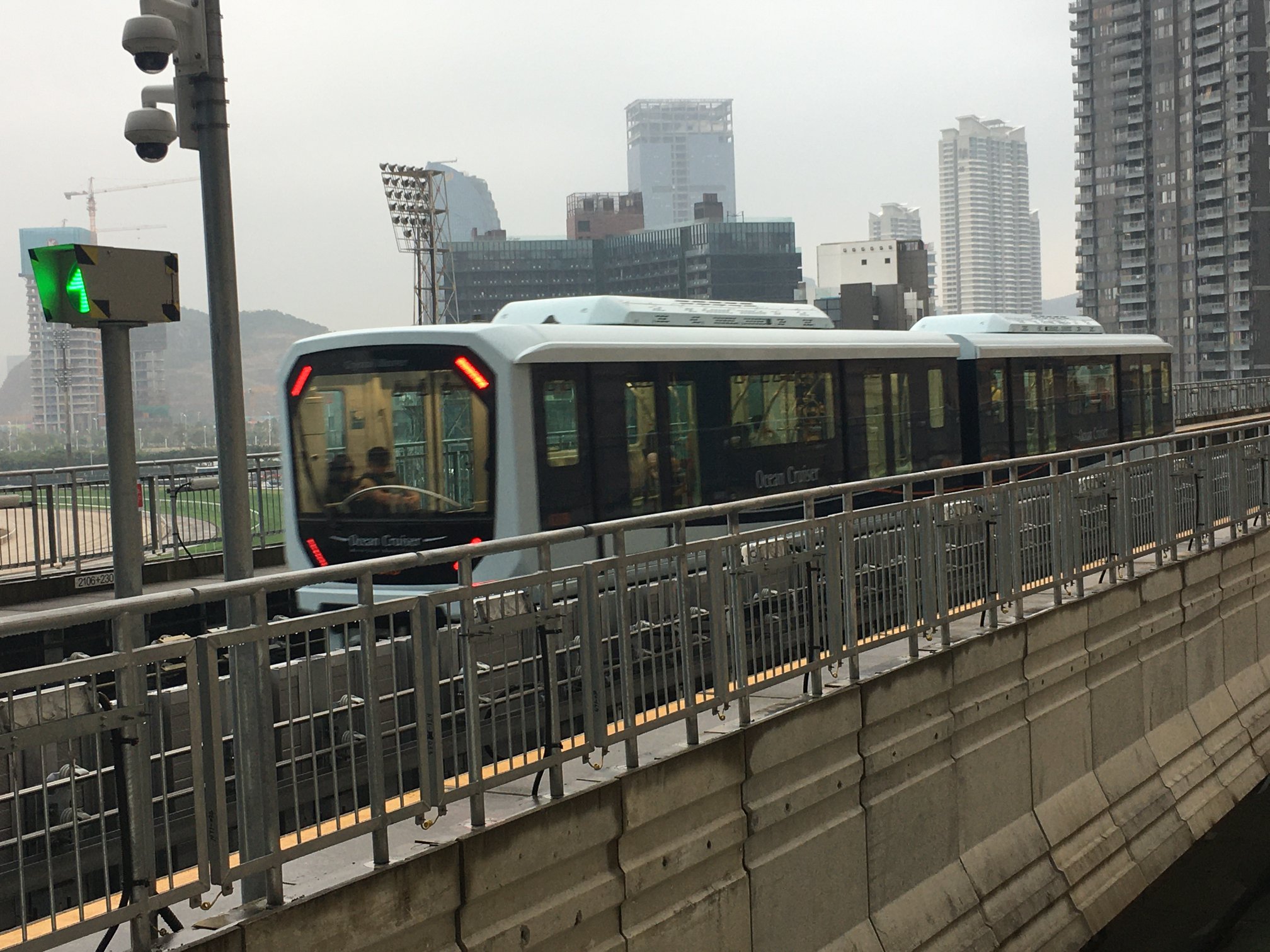 澳門輕軌「濱海巡航」列車駛經馬會站(2019年12月31日)